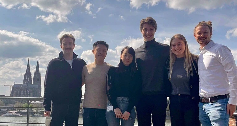 5 Cambridge MBA students work on their Global Consulting Project with the top German broadcaster RTL Deutschland to apply generative artificial intelligence to advertising and other key projects.