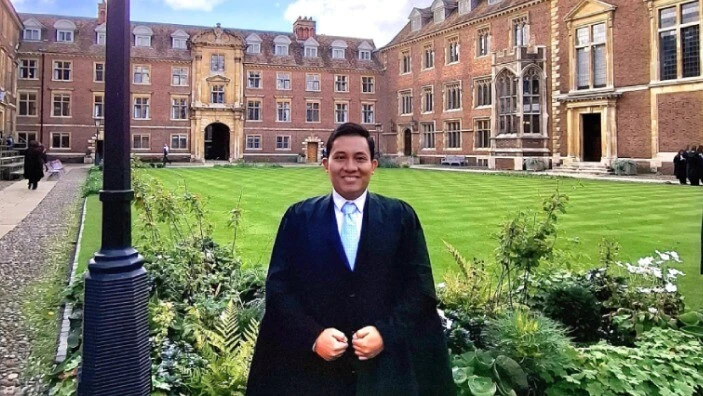 Bachrum Lubis wearing a gown and matriculating at St Catherine's College in Cambridge.