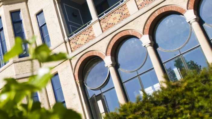 Cambridge Judge Business School facade.