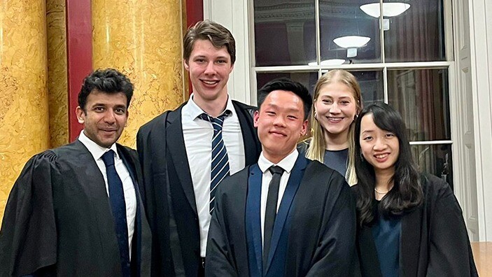 5 Cambridge MBA students work on their Global Consulting Project with the top German broadcaster RTL Deutschland to apply generative artificial intelligence to advertising and other key projects.