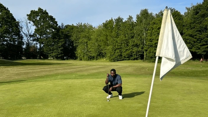 Ose golfing.