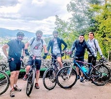Five EMBA alumni with bicycles in Swiss mountains
