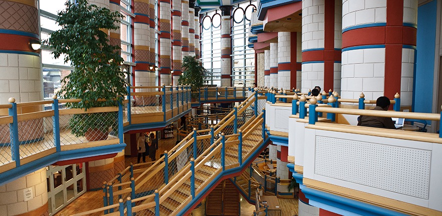 The sixth floor of the School, showing the internal staircase and Egyptian-inspired pillars.