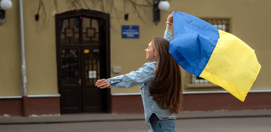 Maryna Marchenko waving the Ukrainian flag.