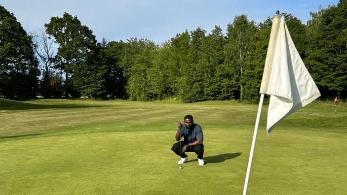 Ose golfing.