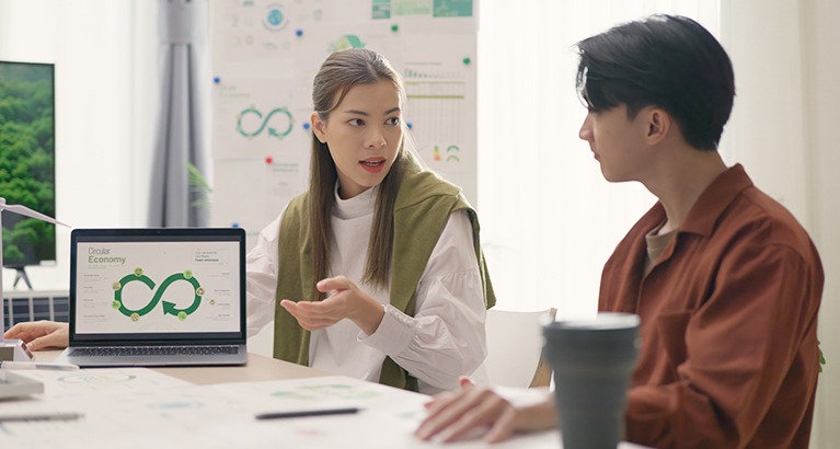 Meeting where circular economy and AI are being debated.