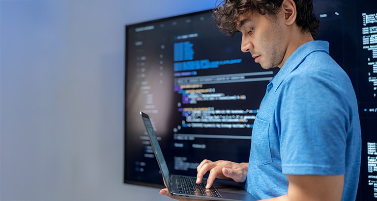 Data analyst using a computer to extract and analyse information using AI technology.