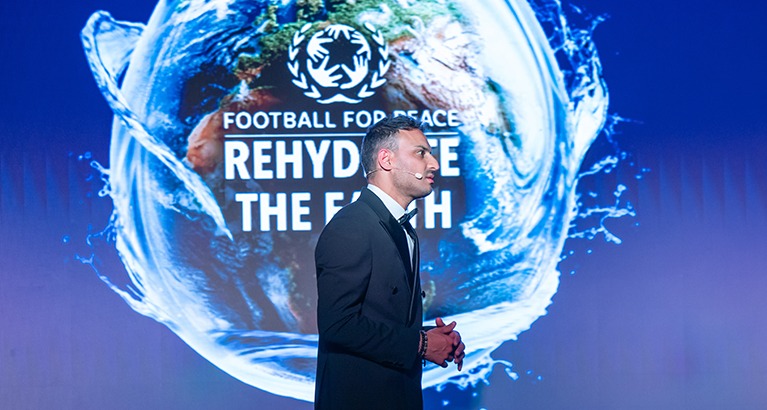 Kashif (Kash) Siddiqi, a former professional football player, is Co-Founder of Football for Peace (FfP), a charity that is participating in the Cambridge Peaceshaping and Climate Incubator at the Cambridge Centre for Social Innovation (CCSI) at Cambridge Judge Business School.