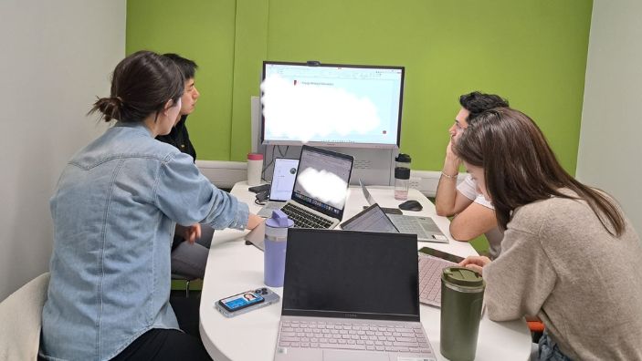 Seoil Jang and other students working together.