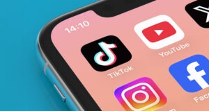 Social apps on a mobile phone.